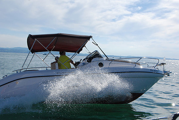 Motorboot Ranieri Atlantis 22 fährt auf dem See und spritzt Wasser auf