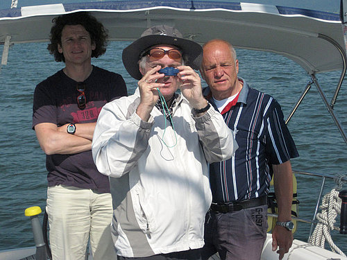 Drei Männer auf Boot mit Kompass